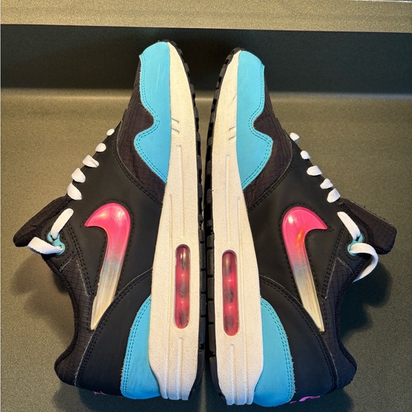 Nike Air Max with Pink and Blue Highlights - Picture 4 of 8
